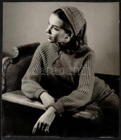 Falus Károly: Hölgy pamlagon, vintage fotóművészeti alkotás, hátoldalán pecséttel jelzett, 26,5x23 cm
