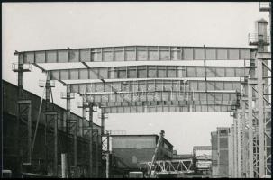 1973-1981 Ganz-Mávag gyárakról készült belső és külső fotók, 6 db, acélszerkezeti gyár műszaki osztály, híd gyáregység, hátoldalon pecséttel jelzettek, 12x18 cm