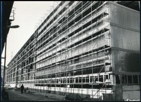 1973-1981 Ganz-Mávag gyárakról készült belső és külső fotók, 6 db, acélszerkezeti gyár műszaki osztá...