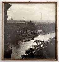 cca 1930 Párizs. Régi ifotó az Eiffel toronnyal. Üvegezett keretben. / Paris vintage birds-eye photo in glased frame 24x24 cm