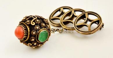 Aranyozott ezüst (Ag.) kínai filigrán kitűző rajta medál, jáde és korall kővel, jelzés nélkül, brutt...