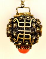 Aranyozott ezüst (Ag.) kínai filigrán kitűző rajta medál, jáde és korall kővel, jelzés nélkül, brutt...