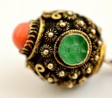 Aranyozott ezüst (Ag.) kínai filigrán kitűző rajta medál, jáde és korall kővel, jelzés nélkül, brutt...