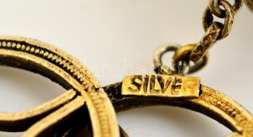 Aranyozott ezüst (Ag.) kínai filigrán kitűző rajta medál, jáde és korall kővel, jelzés nélkül, brutt...