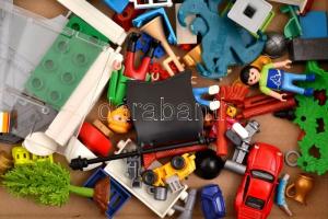 Vegyes jaték tétel, benne egy Lego lap