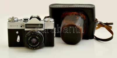 Zenit-E fényképezőgép, Industar 50-2 3,5/50 mm objektívvel, eredeti bőr tokjában / Vintage Russian camera