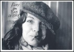 Romy Schneider (1938-82), filmszínésznőről készített fotó Bob Lebeck eredeti aláírásával. Sokszorosított fotó / Bob Lebeck: Romy Schneider Original signature on photo, 15x10 cm