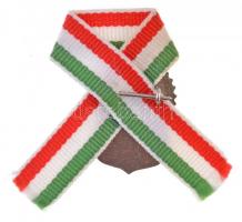 DN "A magyarok istenére esküszünk" a magyar címert és a turulmadarat ábrázoló zománcozott ...