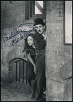 Paulette Goddard (1910-1990). amerikai színésznő aláírt fotója. Melyen Chaplinnel a modern időkban szerepel / Autograph signature on photo with Chaplin in modern times. 13x18