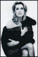 Catherine Deneuve (1943-) francia színésznő aláírt fotó  / Autograph signature on photo 13x19 cm