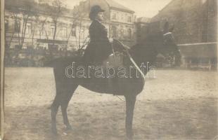 1910 Budapest, lovas hölgy, photo
