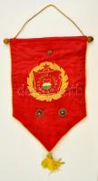 Szocialista brigád hímzett piros színű zászló, 3 db jelvénnyel, 38x24 cm