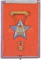 1951. Sztahanovista zománcozott fém kitüntetés dísztokban, miniatűrrel, hátoldalon 4491 sorszámmal T:2-