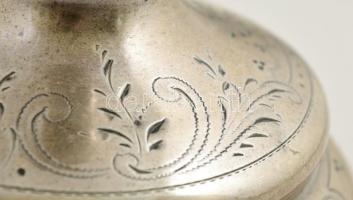 Ezüst (Ag.) gyertyatartó, jelzett, mesterjeggyel (HS), apró horpadással, gravírozott motívumokkal, m...