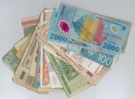 29db-os vegyes külföldi bankjegy tétel, benne Olaszország, Vietnám, Csehszlovákia, Oroszország, Szlo...