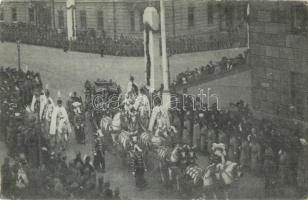 Budapest, IV. Károly koronázása, A király, királyné és a trónörökös felvonulása a Mátyás templomba a 8-as díszfogaton