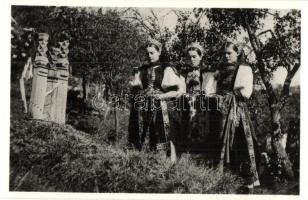 7 db főleg régi erdélyi folklór motívumlap / 7 mostly pre-1945 Transylvanian folklore motive cards