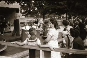 cca 1952 Budapest, Vidámpark, 14 db vintage negatív, Kotnyek Antal (1921-1990) fotóriporter hagyaték...