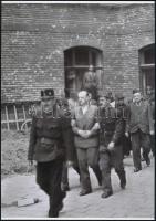 1945 Budapest, háborús bűnösök nyilvános kivégzése, 4 db vintage negatívról készült mai nagyítás, 25x18 cm