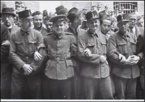 1945 Budapest, háborús bűnösök nyilvános kivégzése, 4 db vintage negatívról készült mai nagyítás, 25...