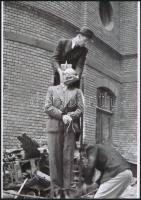 1945 Budapest, háborús bűnösök nyilvános kivégzése, 4 db vintage negatívról készült mai nagyítás, 25...