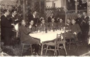 Vendéglőben mulatozó katonák muzsikosokkal / WWI K.u.k. soldiers in restaurant, music band, photo