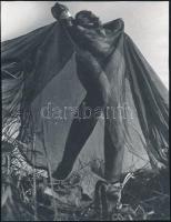 cca 1970 Fekete démon tánca, mozgásművészeti fotósorozat, 5 db vintage fotó, 21x16 cm