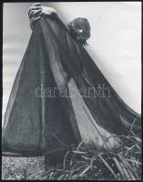 cca 1970 Fekete démon tánca, mozgásművészeti fotósorozat, 5 db vintage fotó, 21x16 cm