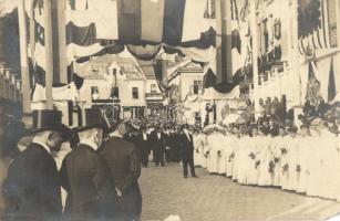 1906 Decín, Tetschen; Kaisertage, K.k. Hofbuchhandlung S. Stuks / celebrating people on decorated street, photo (EM)