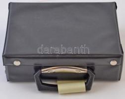 Éremtároló koffer, 6db tálcával és zárófedővel, használt, de jó állapotban