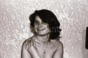 cca 1968 Portfólió készítés egy lakótelepi lakásban, 39 db szolidan erotikus vintage negatív, 24x36 ...