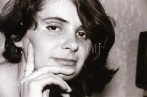 cca 1968 Portfólió készítés egy lakótelepi lakásban, 39 db szolidan erotikus vintage negatív, 24x36 ...