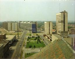 1977 Kecskeméti városképek, épületfotók, 21 db szabadon felhasználható, professzionális minőségű neg...