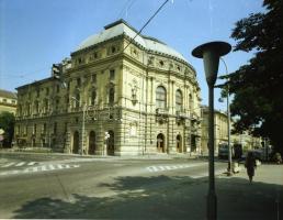 1977 Kecskeméti városképek, épületfotók, 21 db szabadon felhasználható, professzionális minőségű neg...