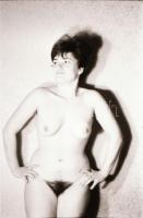 cca 1970 Szolidan erotikus műtermi felvételek, 33 db vintage negatív, 24x36 mm