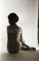 cca 1970 Szolidan erotikus műtermi felvételek, 33 db vintage negatív, 24x36 mm