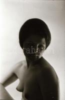 cca 1970 Szolidan erotikus műtermi felvételek, 33 db vintage negatív, 24x36 mm