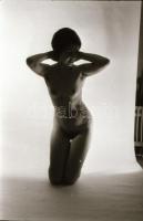 cca 1970 Szolidan erotikus műtermi felvételek, 33 db vintage negatív, 24x36 mm