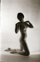 cca 1970 Szolidan erotikus műtermi felvételek, 33 db vintage negatív, 24x36 mm