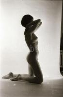 cca 1970 Szolidan erotikus műtermi felvételek, 33 db vintage negatív, 24x36 mm