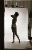 cca 1970 Szolidan erotikus műtermi felvételek, 33 db vintage negatív, 24x36 mm