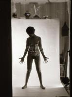 cca 1970 Szolidan erotikus műtermi felvételek, 33 db vintage negatív, 24x36 mm