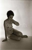 cca 1970 Szolidan erotikus műtermi felvételek, 33 db vintage negatív, 24x36 mm