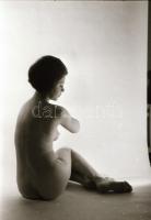 cca 1970 Szolidan erotikus műtermi felvételek, 33 db vintage negatív, 24x36 mm