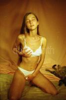 cca 1982 Modellválogatásra készült szolidan erotikus sorozat fehérneműs lányról, 25 db vintage negat...