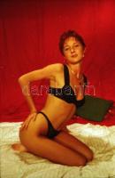 cca 1982 Modellválogatásra készült szolidan erotikus sorozat fehérneműs lányról, 25 db vintage negat...