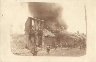 1915 Brest-Litovsk (Belarus); az égő város katonákkal / WWI military, the city is burning down, soldiers. photo (tear)