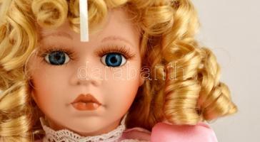 Collectors Choice porcelán fejű és végtagú baba, jelzett, m: 41 cm