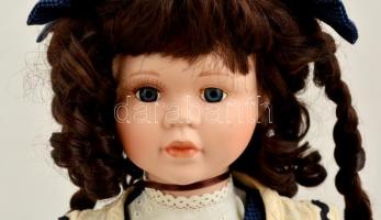 Porcelán fejű és végtagú baba, m: 41 cm