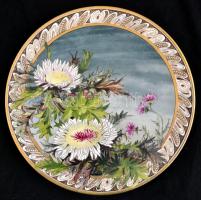 Virágmintás fajansz falitál, kézzel festett, jelzett (M. Hafner), apró kopásokkal, d: 34,5 cm